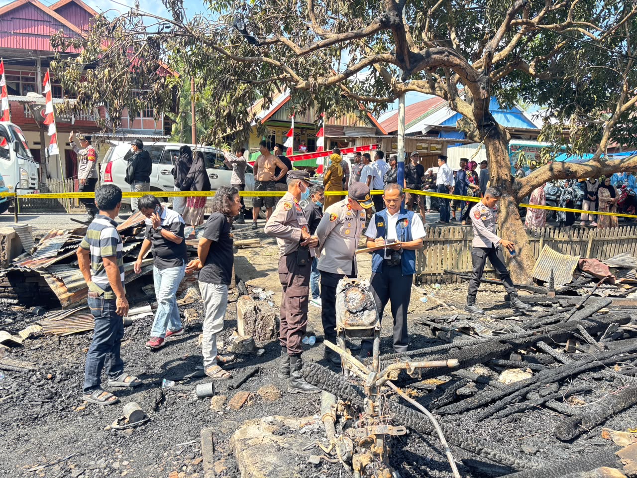 Kapolres Polman Tinjau Lokasi Kebakaran yang Tewaskan Tiga Orang di Limboro
