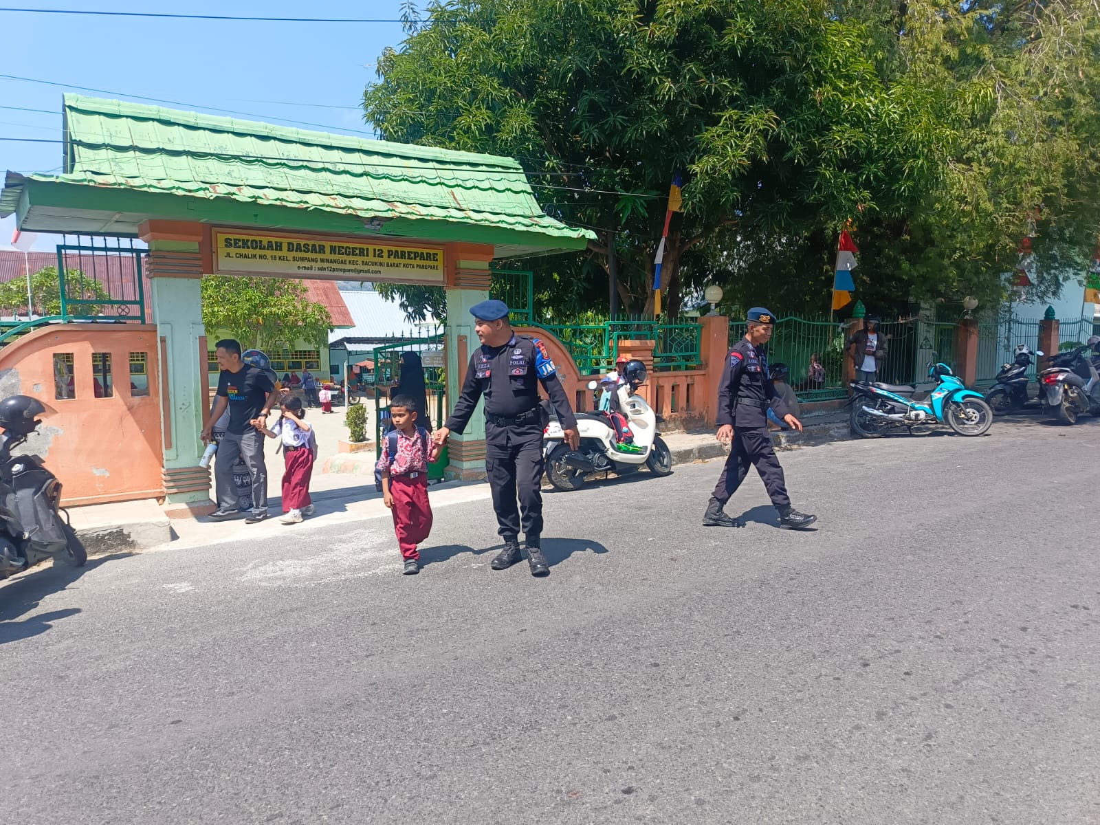 Brimob Sulsel Bantu Penyeberangan Siswa