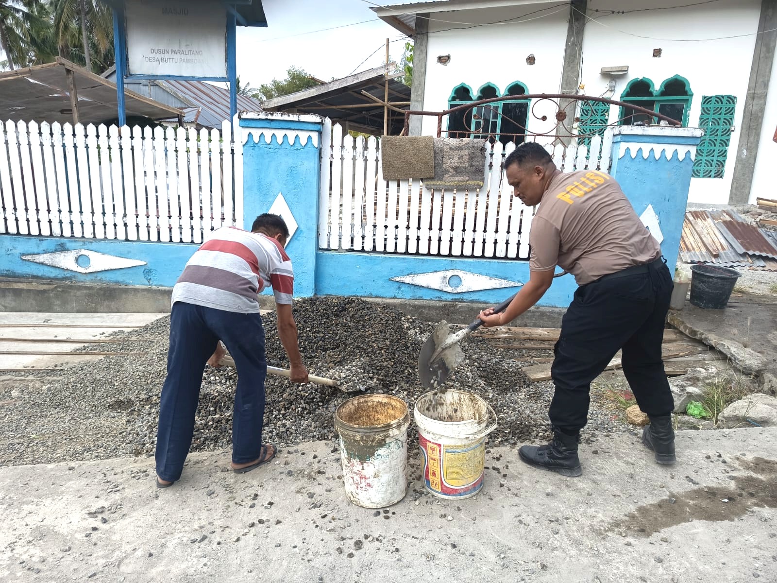 Bhabinkamtibmas Pamboang Gotong Royong Bangun Masjid