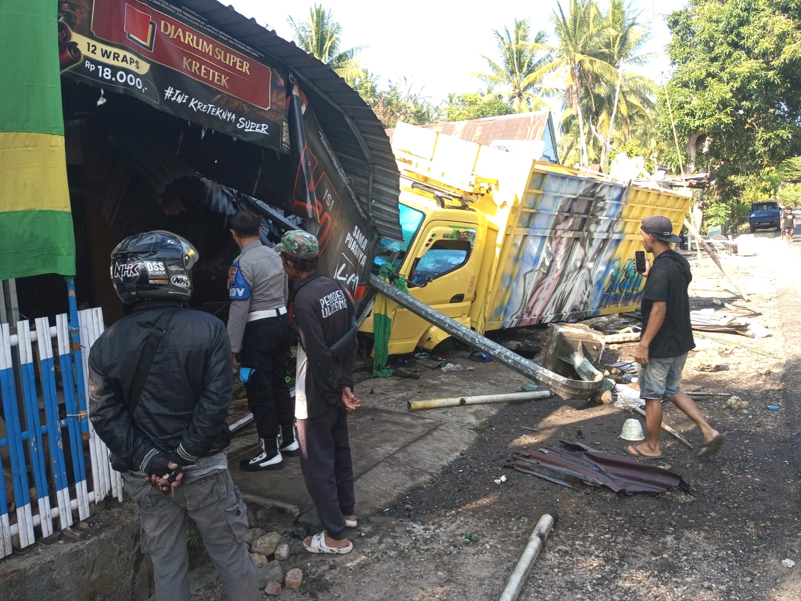 Truk Hantam Tiga Rumah di Majene, Lansia Alami Syok