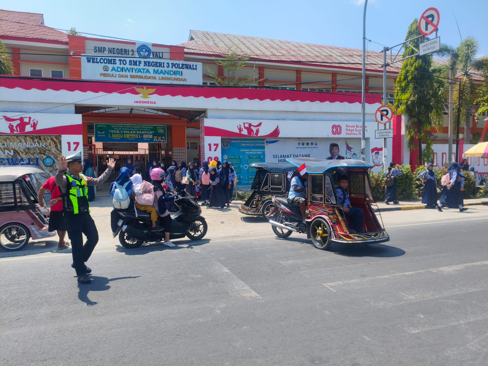 Cegah Kemacetan dan Kecelakaan, Satlantas Polres Polman Atur Arus Lalu Lintas di Depan Sekolah