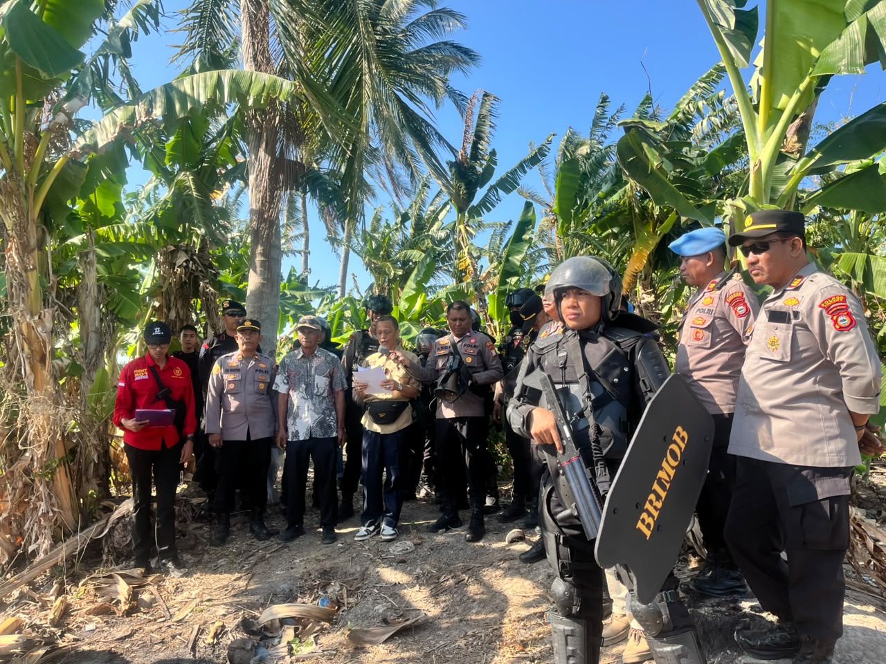 Tim Escape Brimob Batalyon B Pelopor Kawal Pembacaan Keputusan Eksekusi Lahan di Pinrang