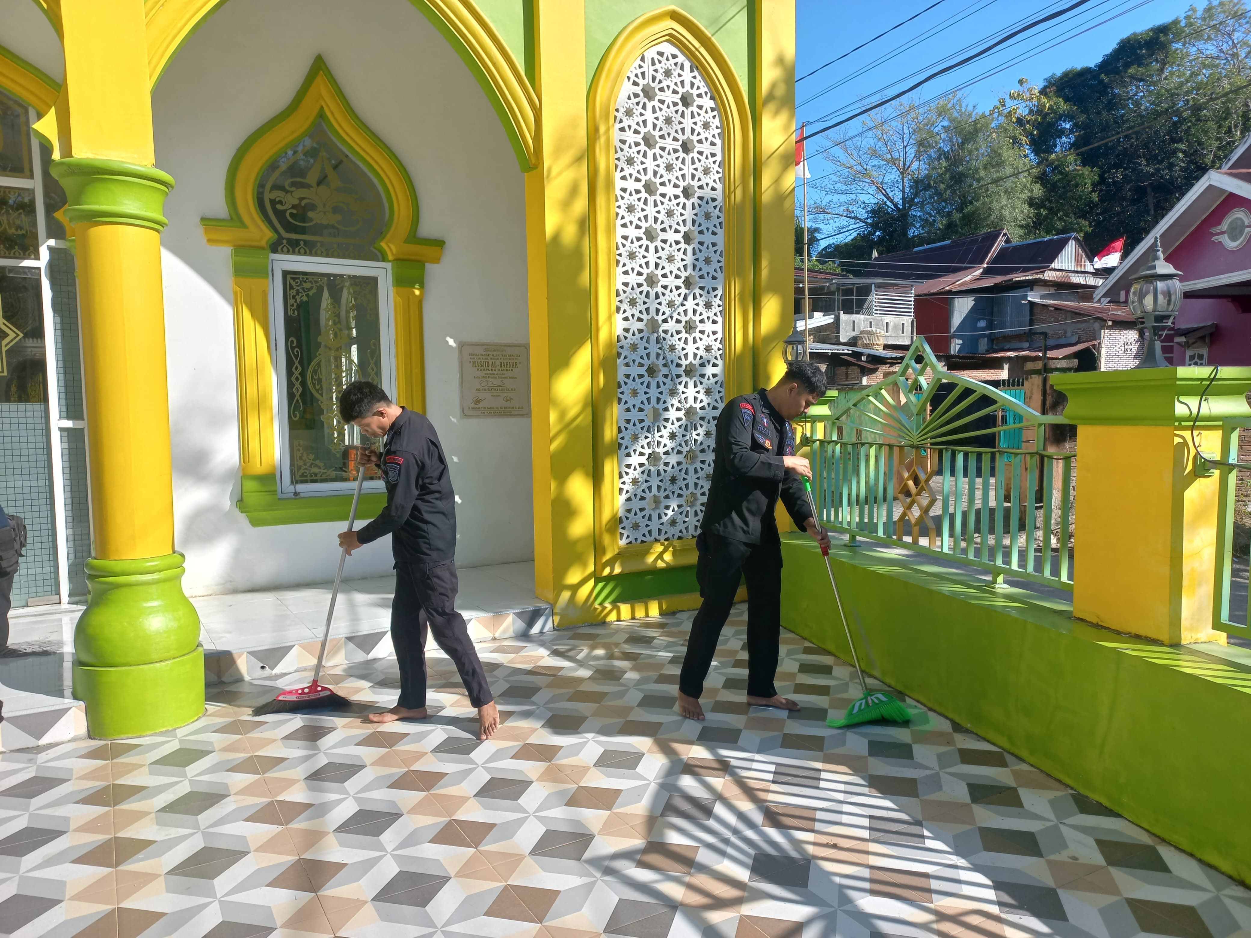 Bakti Sosial Brimob, Personel Batalyon B Pelopor Bersihkan Masjid Al-Bahnar di Parepare