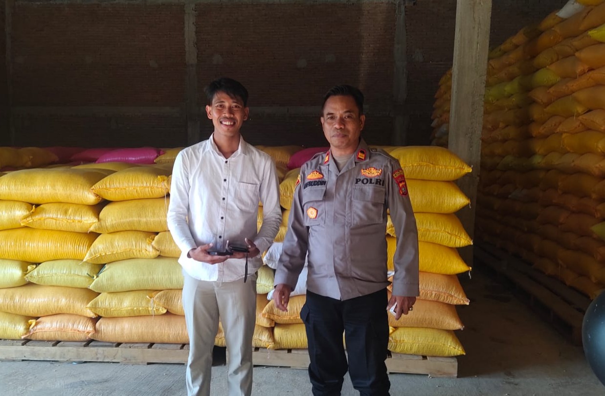 Kapolsek Sendana Salurkan 2 Ton Jagung Hasil Panen Kelompok Tani ke Bulog Majene