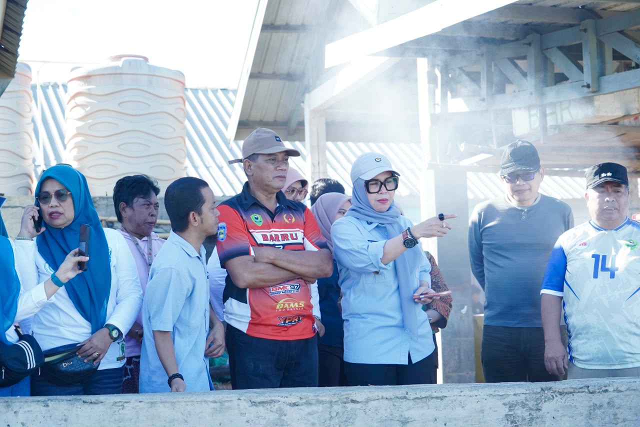 Bupati Barru Tinjau Kebersihan TPI dan Pantai Ujung Batu