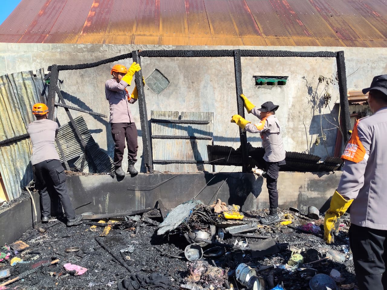 Tim SAR Brimob Bersihkan Rumah Warga Terdampak Kebakaran di Parepare