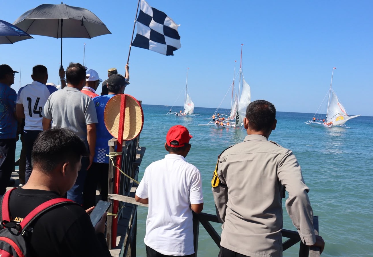 Final FSTM 2026 di Majene, Polres Majene Amankan Lomba Perahu Sandeq di Labuang