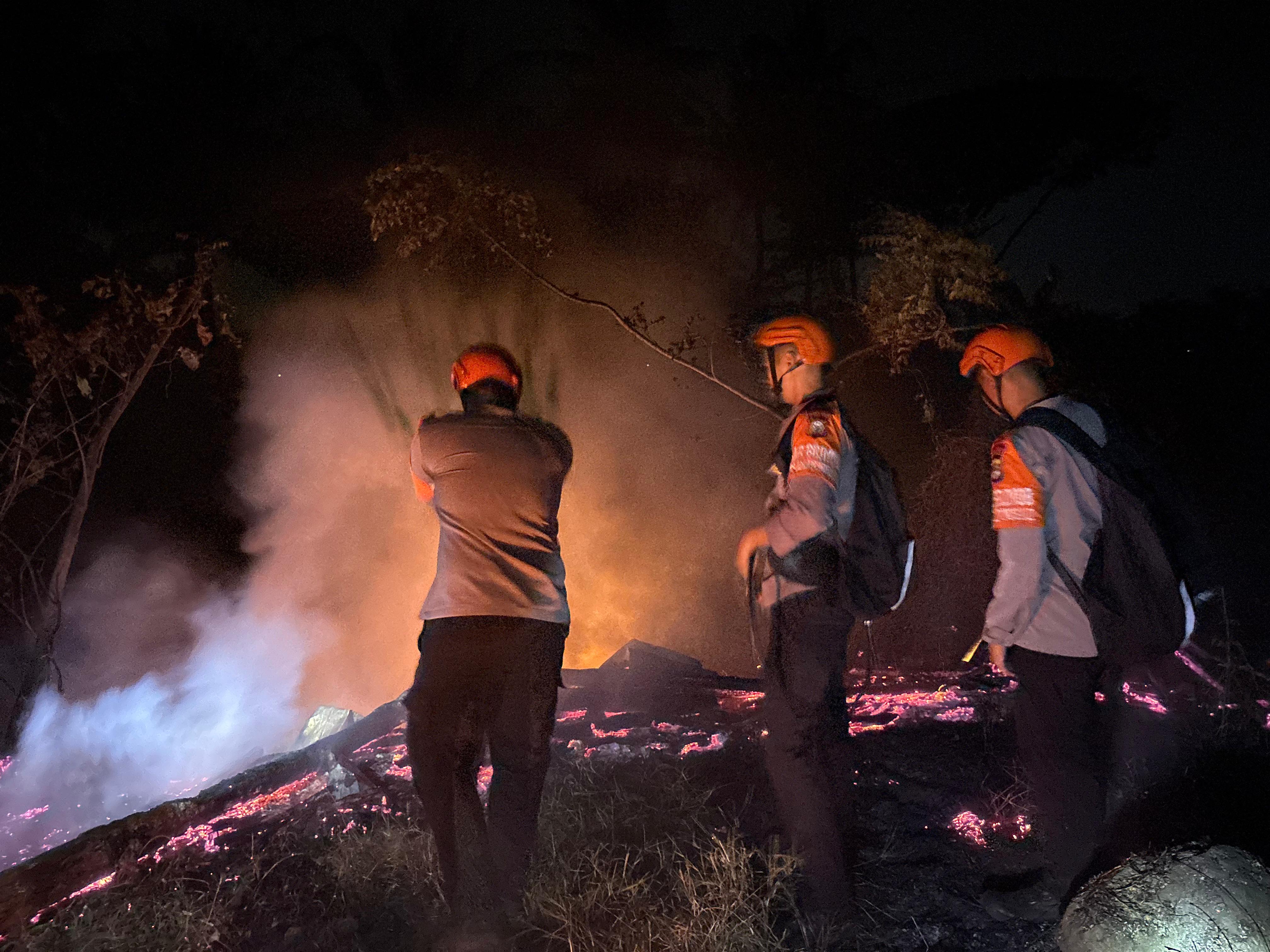 Kebakaran Lahan di Lompoe Parepare Dipadamkan Tim SAR Brimob