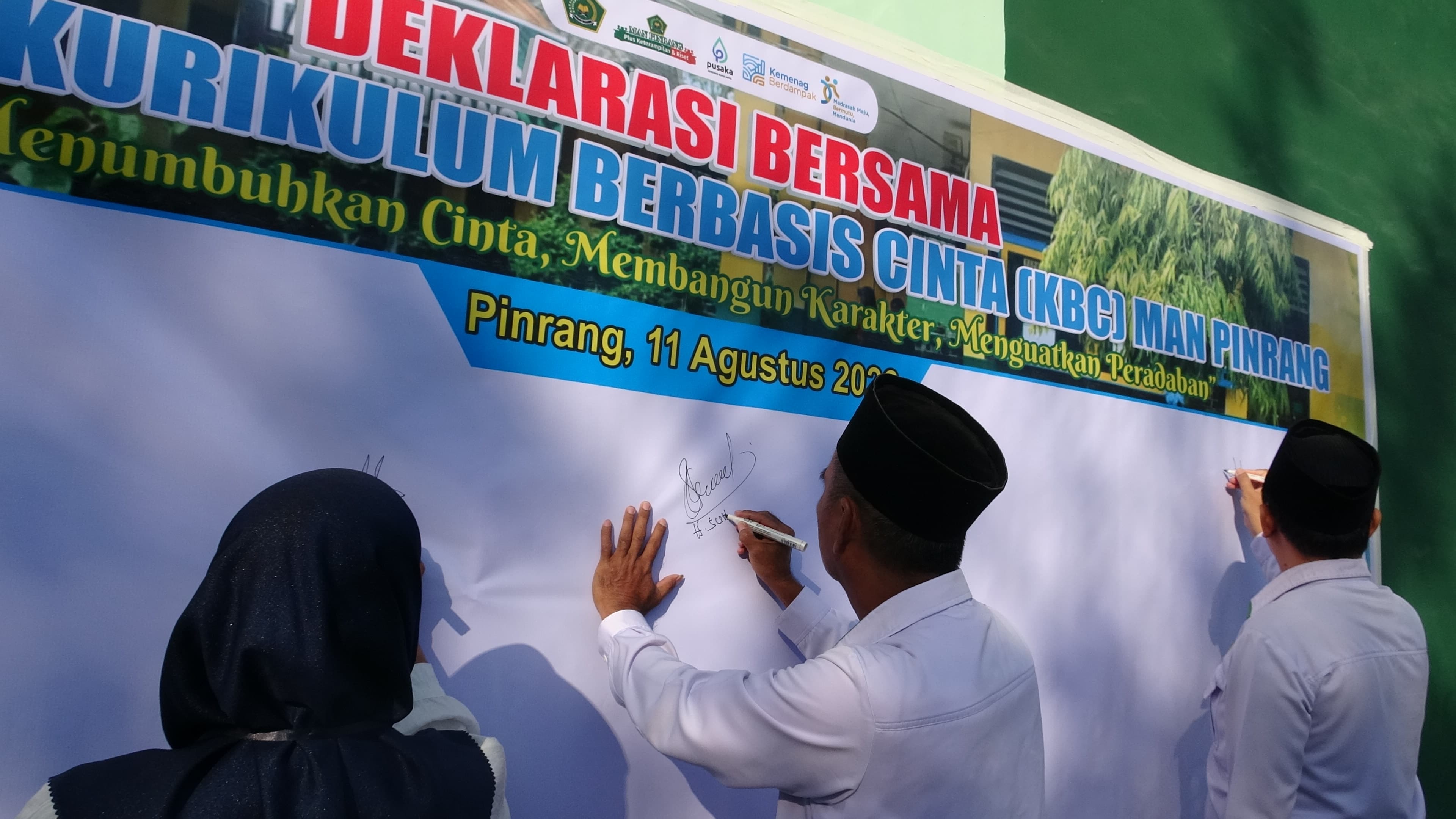 Dari Apel, Tari Simatayya Art, Hingga Tanda Tangan Bersama — Rangkaian Semarak Deklarasi KBC MAN Pinrang