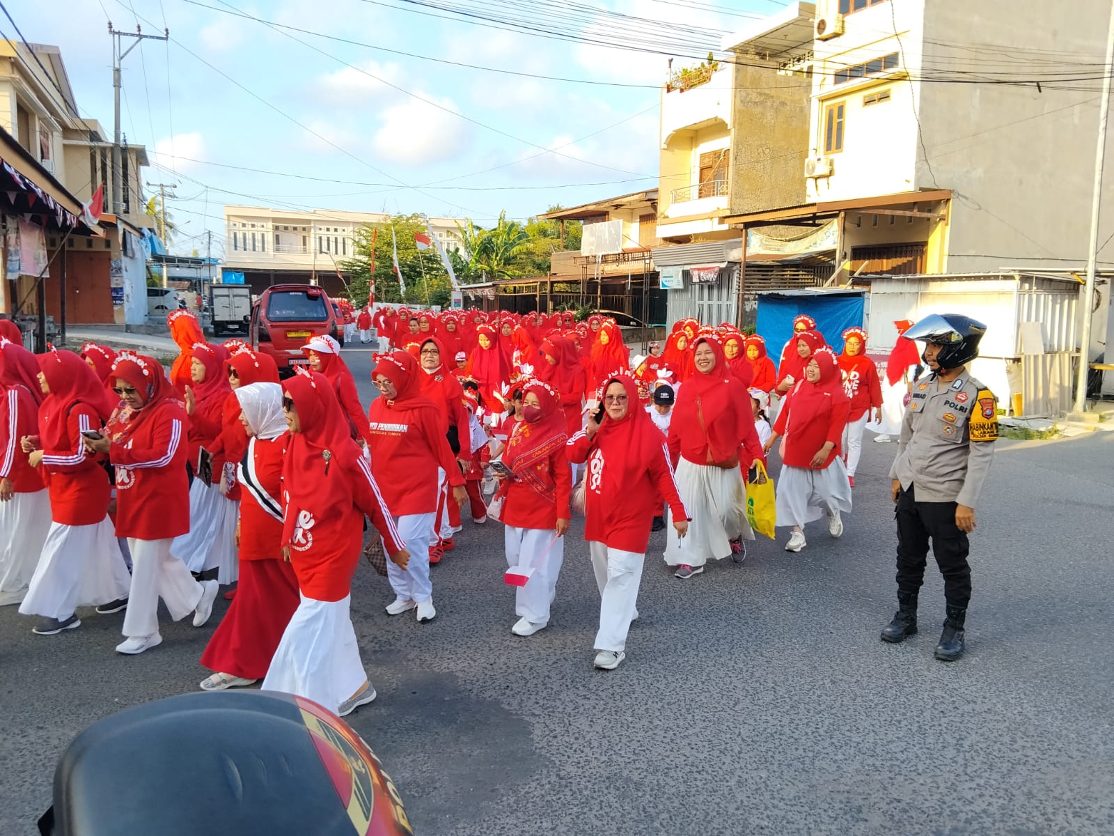 Bhabinkamtibmas Polsek Banggae Kawal Jalan Santai IGTKI Majene, Pastikan Kegiatan Berlangsung Aman