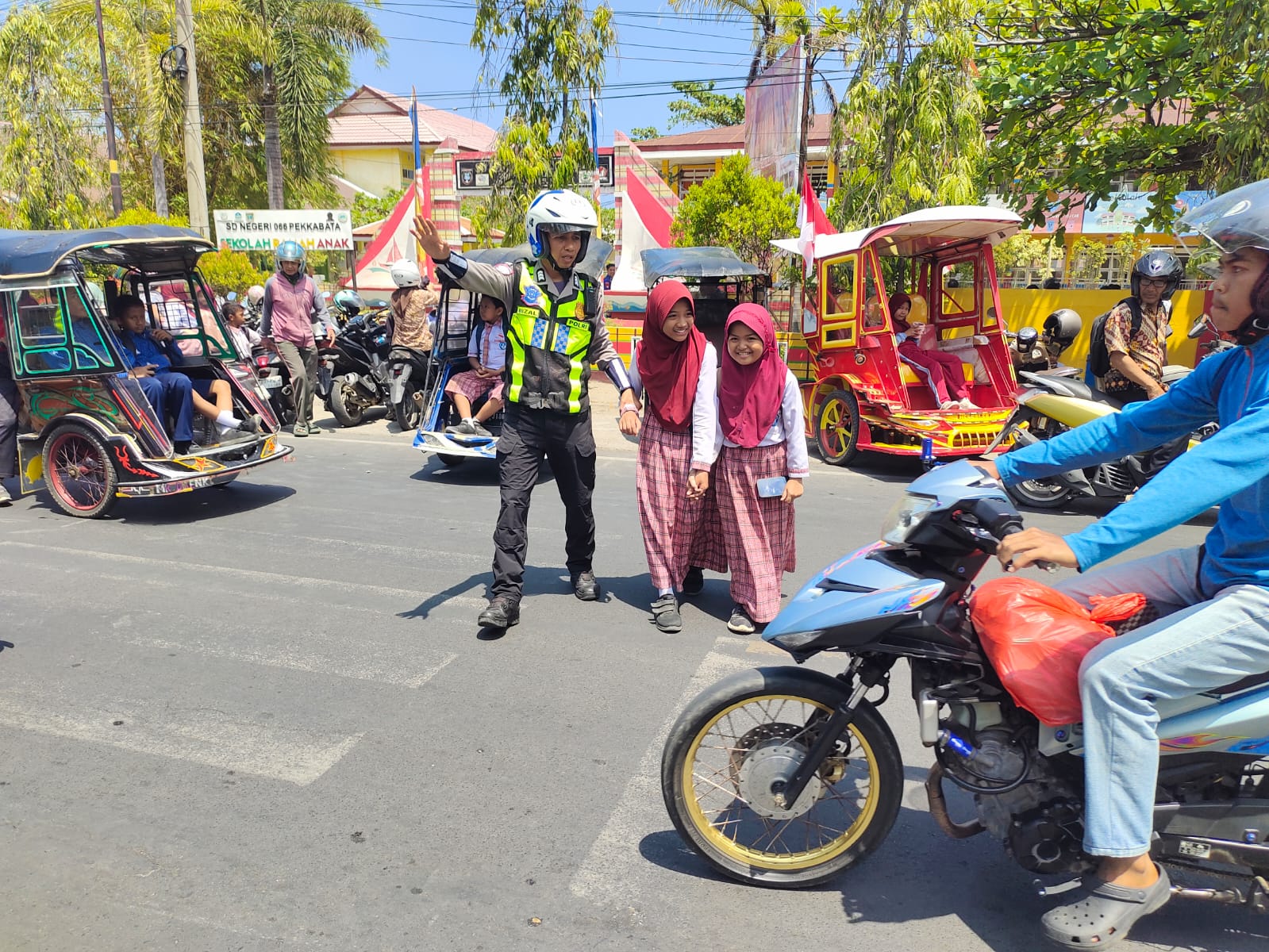 Pastikan Keselamatan Pelajar, Sat Lantas Polres Polman Gelar Pengaturan Lalu Lintas