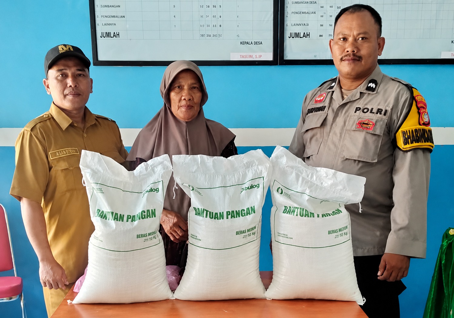 Bhabinkamtibmas Polsek Malunda Kawal Penyaluran Bantuan Beras, Pastikan Tepat Sasaran dan Berkualitas