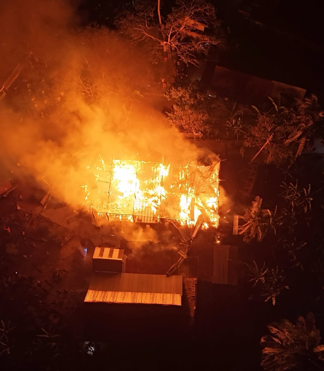 Kebakaran Hebat di Dusun Galung Polman: Dua Rumah dan Satu Motor Hangus Terbakar
