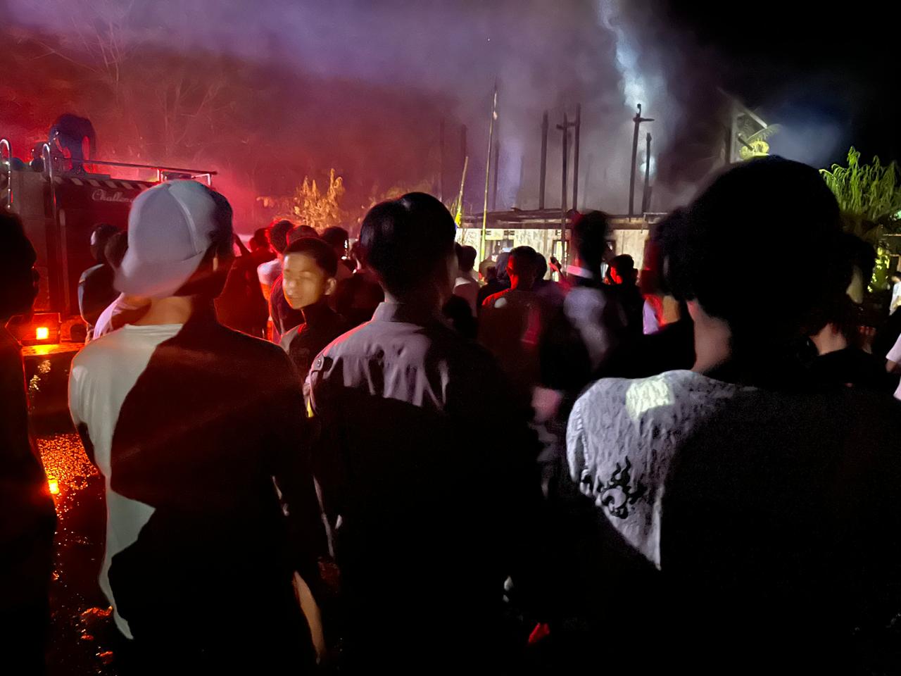Dua Rumah Terbakar di Desa Kenje, Kapolsek Campalagian Pimpin Penanganan