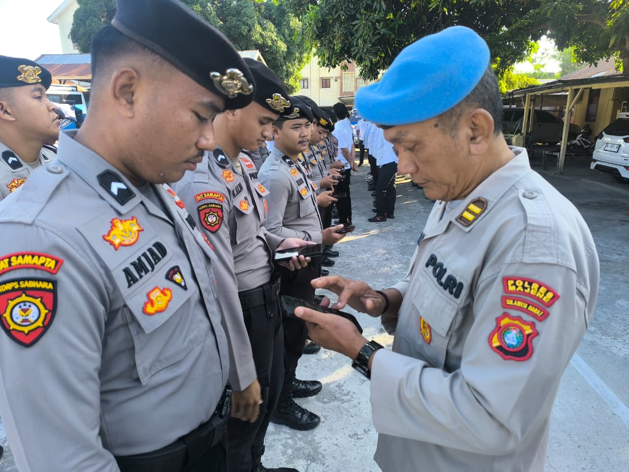 Propam Polres Majene Sidak Smartphone Personel, Antisipasi Judol dan Pinjol