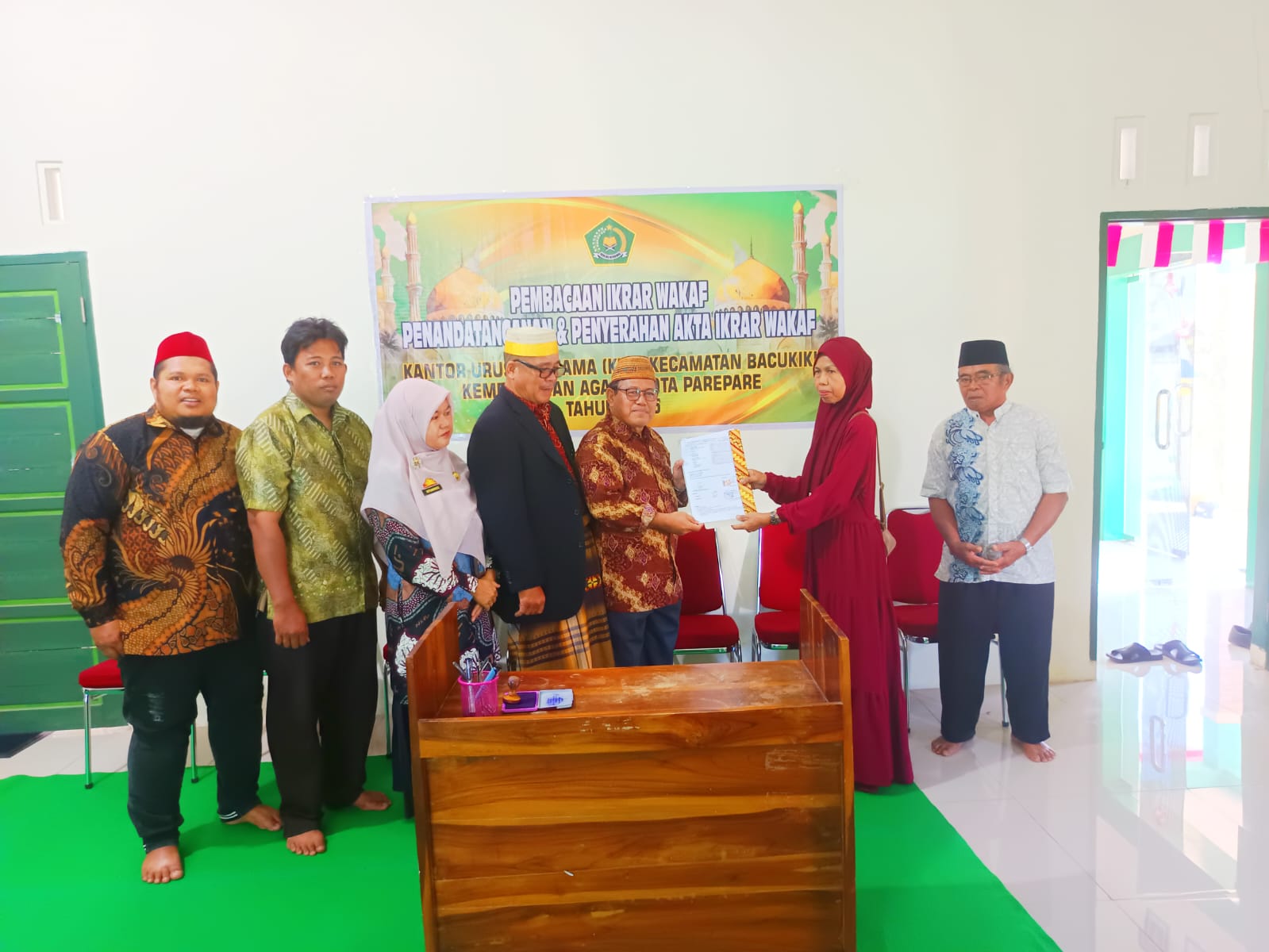 Kemenag Parepare Serahkan Akta Ikrar Wakaf untuk Pembangunan MIS DDI Lappa Angin