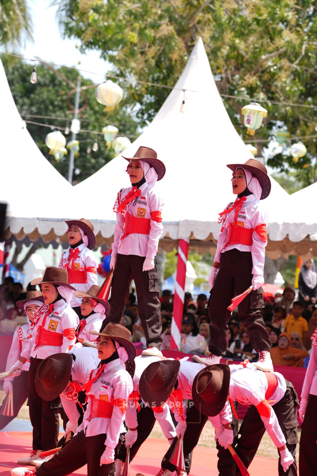 Atraktif, Para Juara Kecamatan Adu Kreativitas di Gerak Jalan Indah Tingkat SMP se-Sidrap
