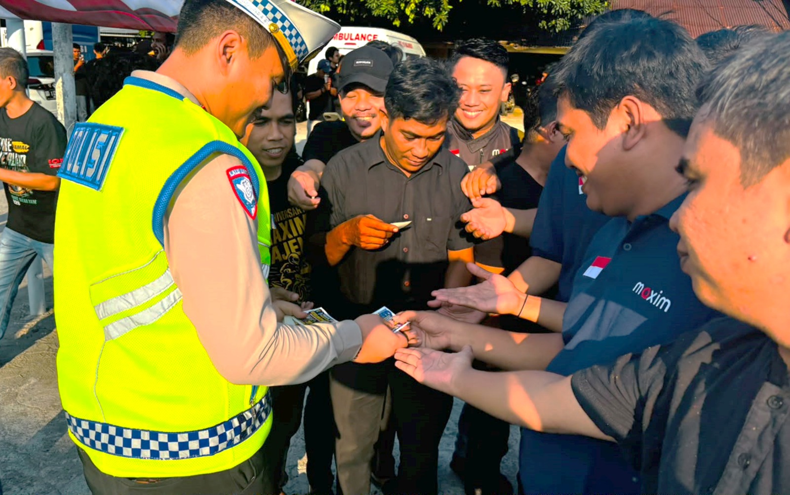 Bangun Sinergi Humanis, Sat Lantas Polres Majene Bagikan Stiker Sahabat Polantas Kepada Puluhan Driver Ojol Maxim