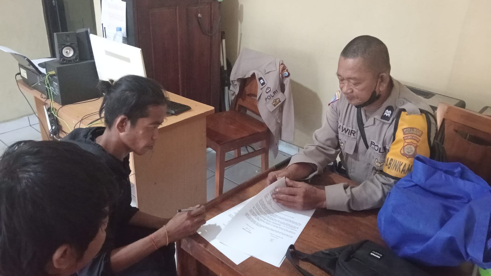 Bhabinkamtibmas Lakessi Mediasi Perselisihan Dua Warga di Polsek Soreang