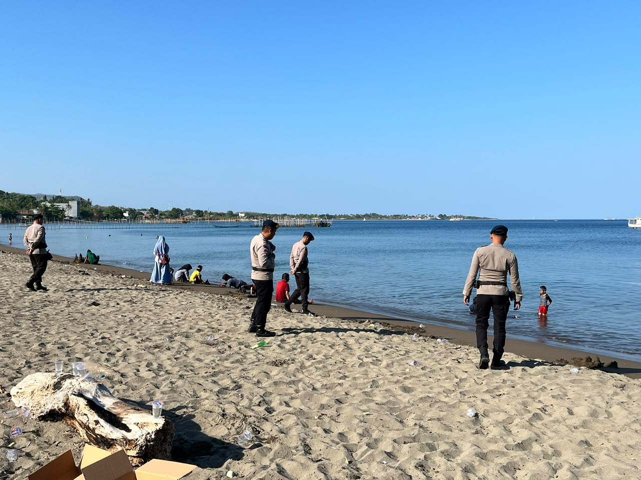 Tim SAR Brimob Siaga di Pantai Lumpue, Siap Beri Pertolongan Darurat