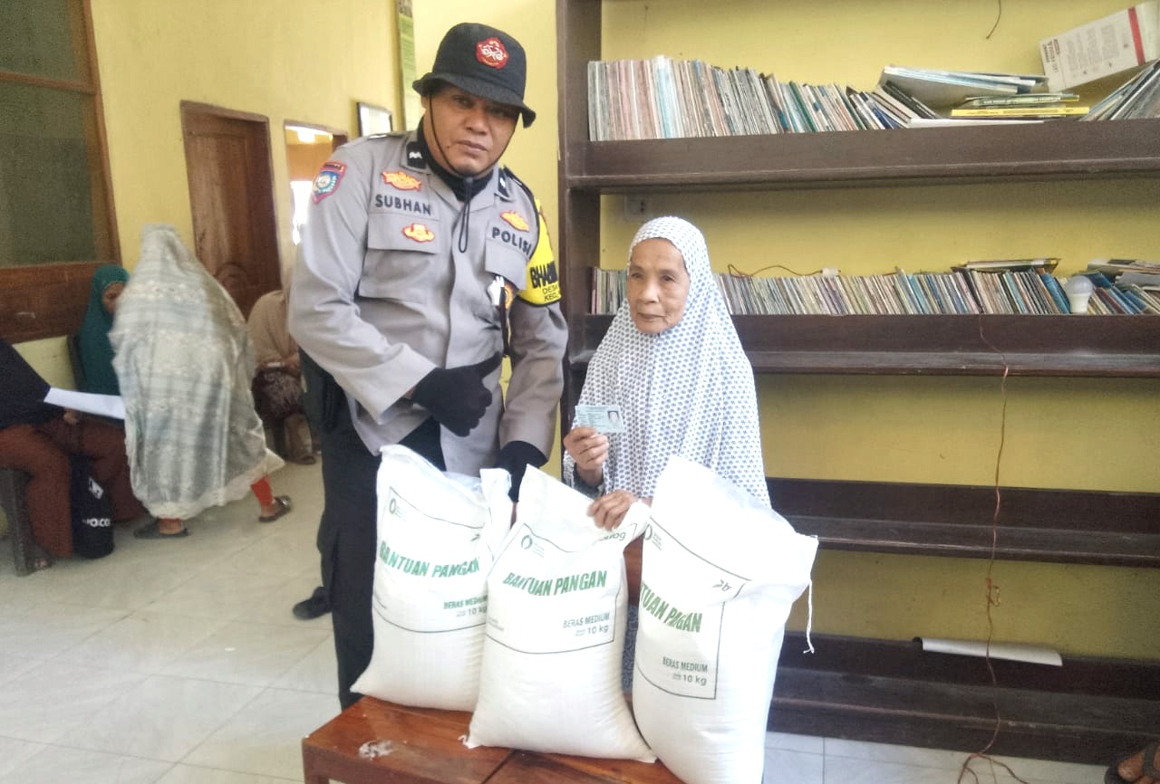 Bhabinkamtibmas Polsek Pamboang Dampingi Penyaluran Bantuan Pangan, 264 KK di Desa Betteng Terima Manfaat