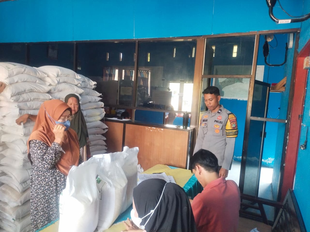 Pastikan Tepat Sasaran, Bhabinkamtibmas Polsek Sendana Dampingi Penyaluran Bantuan Pangan untuk 377 KK di Tallu Banua Utara