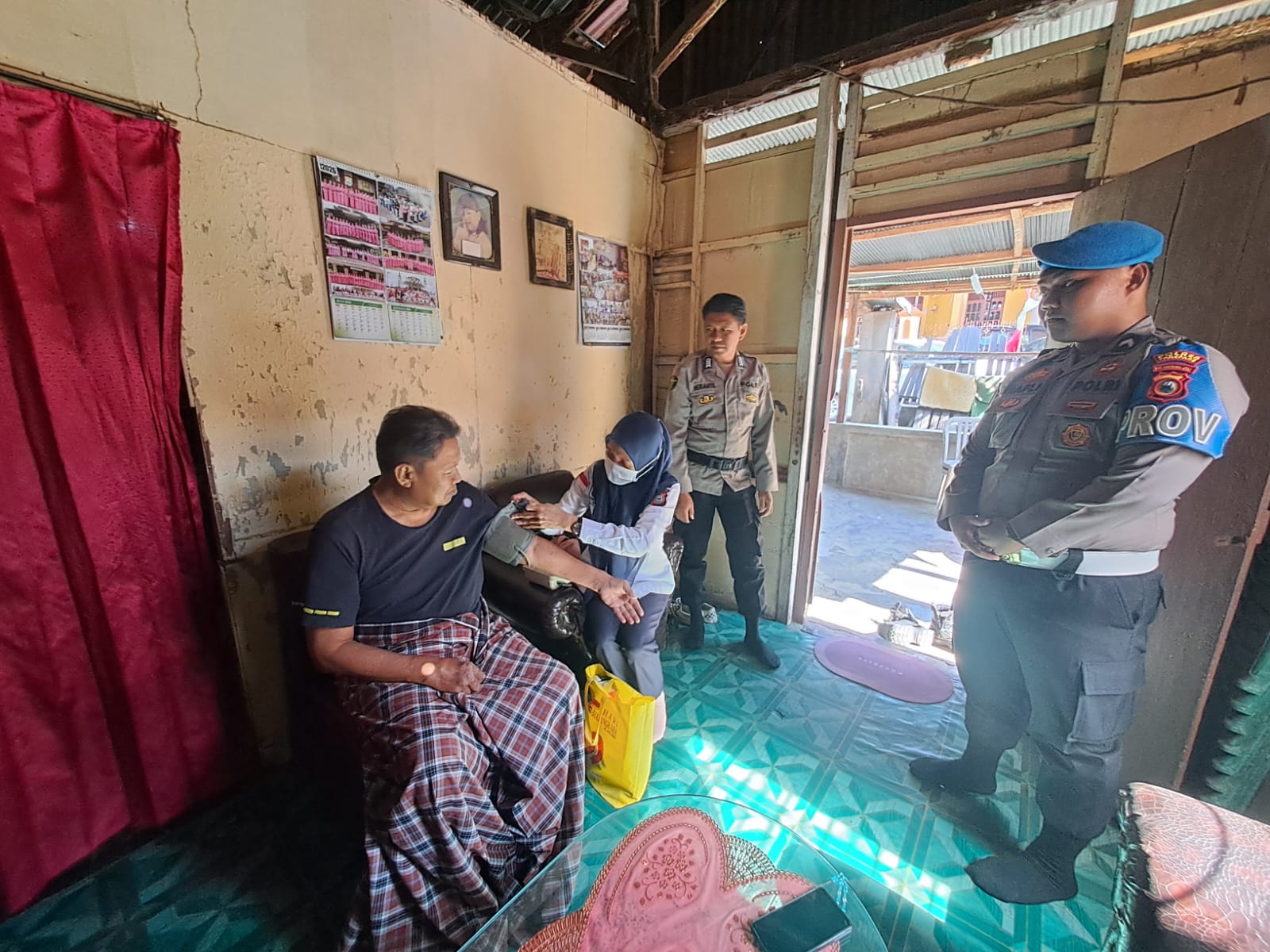 Peduli Anggota yang Sakit, Sie Dokkes Polres Parepare Gelar Home Visit dan Berikan Pelayanan Kesehatan
