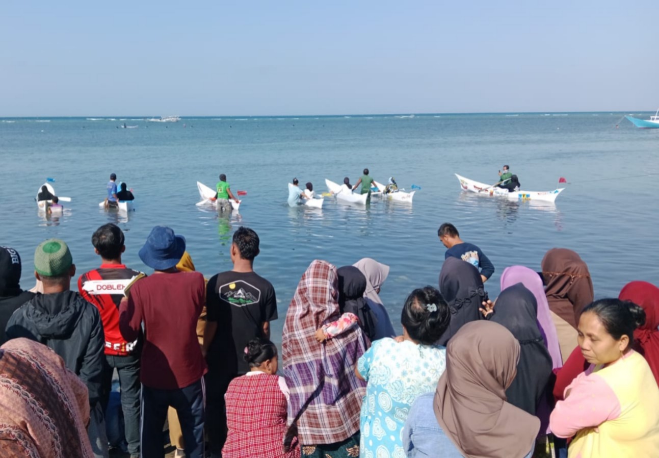Bhabinkamtibmas Polsek Banggae Kawal Keseruan Lomba Sampan di Pantai Rangas