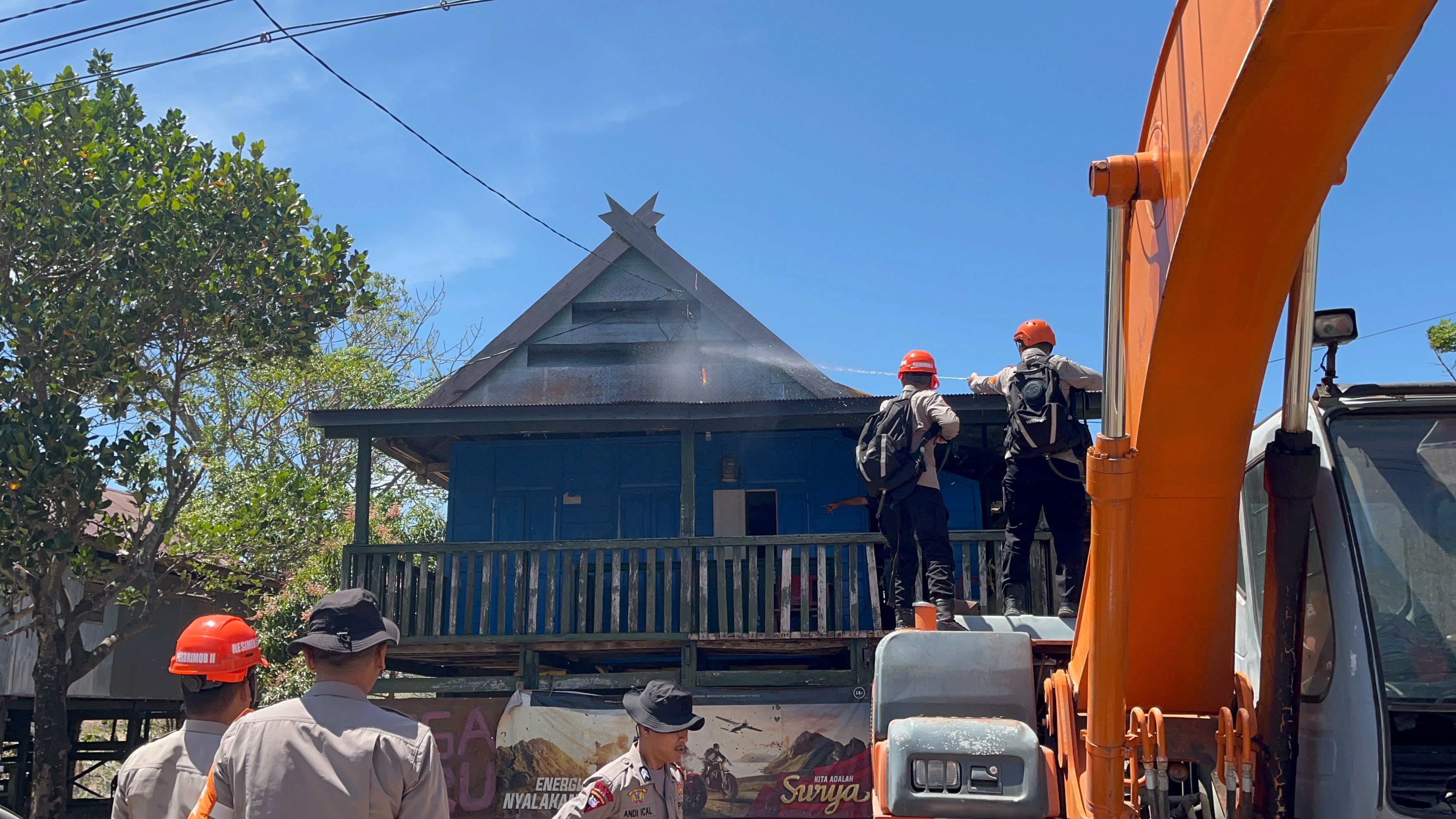 Karhutla Menyambar Rumah Warga, Tim SAR Brimob Turun Tangan