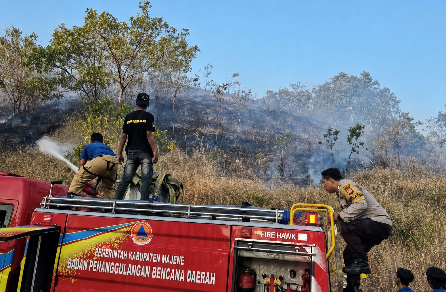 Kebakaran Lahan di Bababulo Utara, Polsek Pamboang Bersama Damkar Gerak Cepat Lakukan Pemadaman