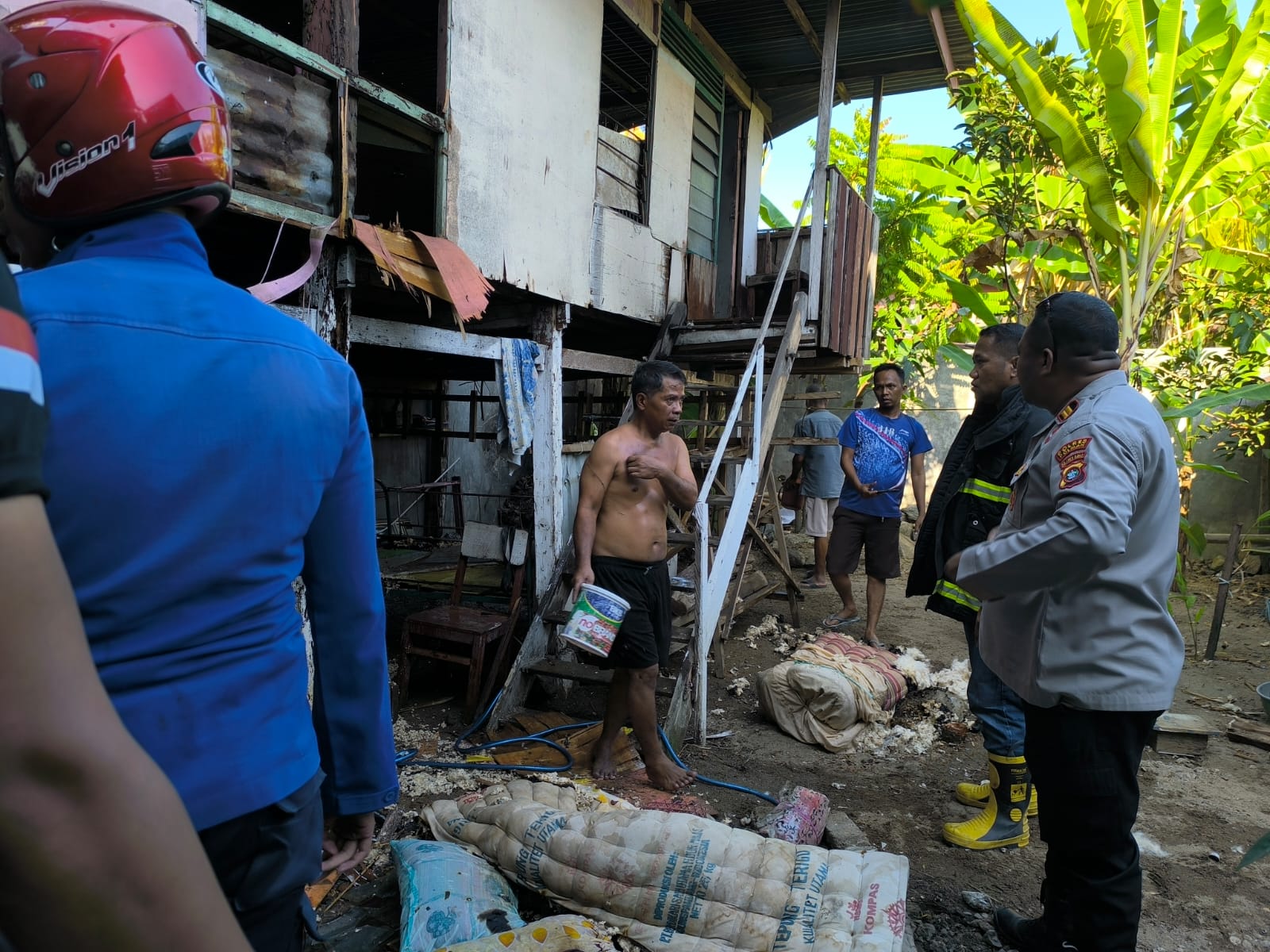 Bakar Sampah Diduga Picu Kebakaran Rumah Tua di Polewali