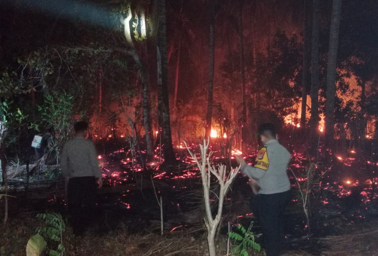 Polsek Sendana Bersama Damkar dan Warga Jinakkan Kebakaran di Lereng Gunung Tamme Ambe