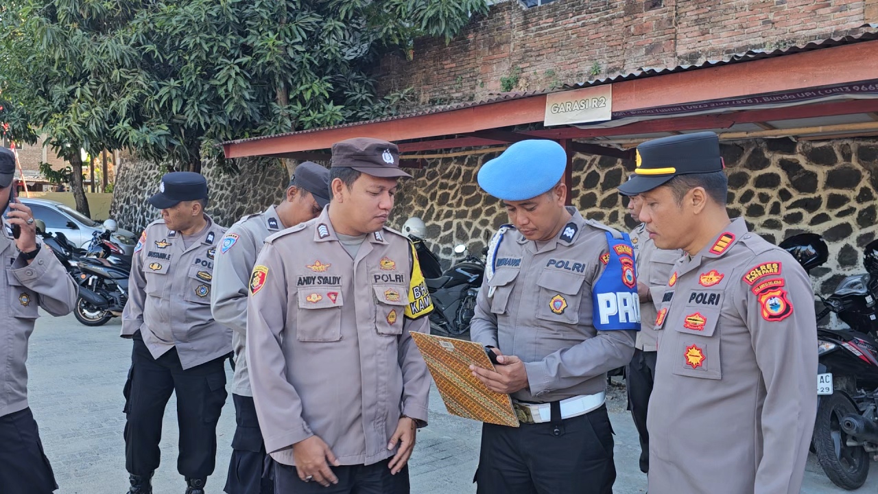 Cegah Judol dan Pinjol, Kapolsek Ujung Periksa HP dan Kendaraan Dinas Personel