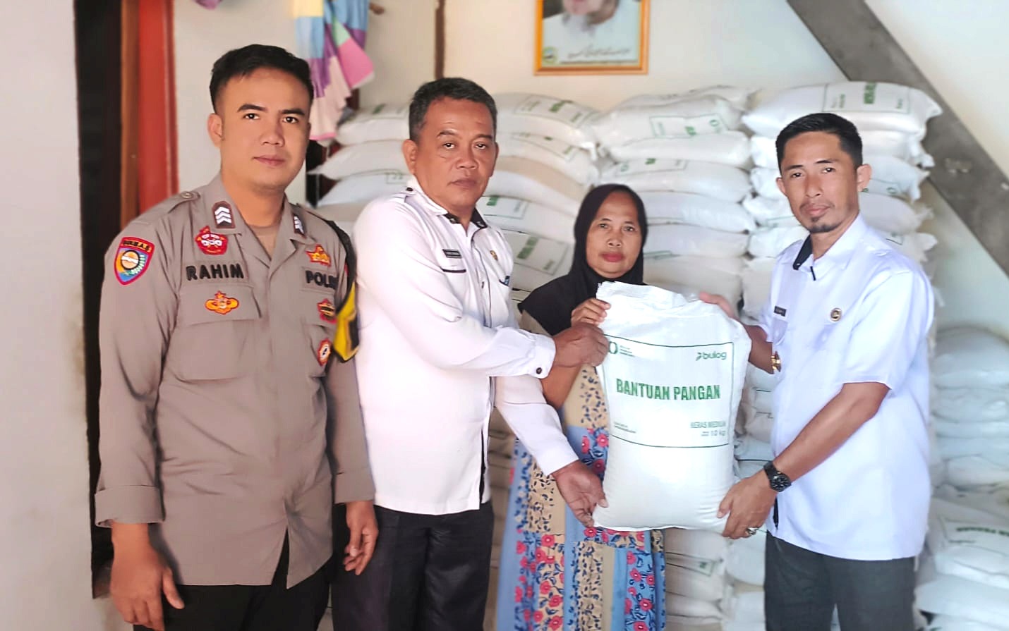 Bhabinkamtibmas Polsek Banggae Dampingi Penyaluran Bantuan Pangan untuk 884 KK di Totoli