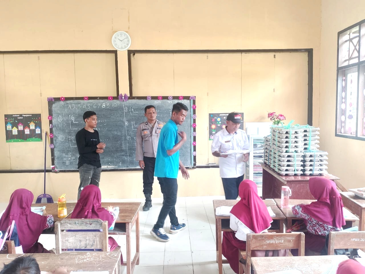 Bhabinkamtibmas Polsek Pamboang Kawal Penyaluran MBG untuk Siswa SDN 16 Puare