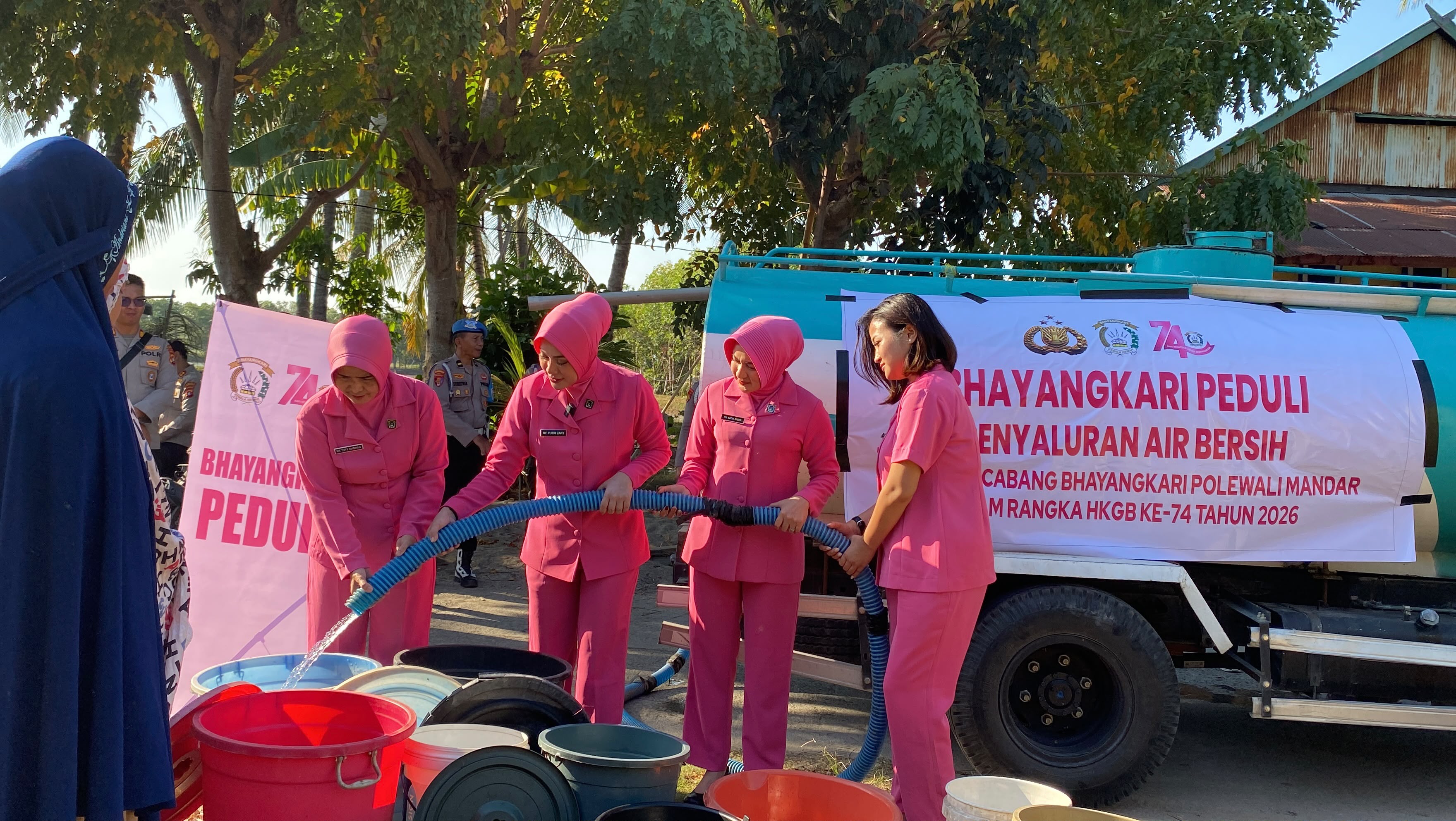 Krisis Air Melanda Galeso, Bhayangkari Salurkan 9.000 Liter