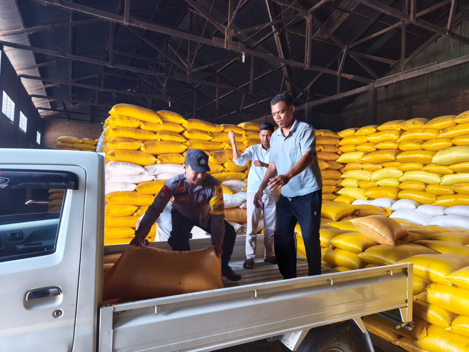 Bhabinkamtibmas Polsek Tutar Kawal Petani Jual 650 Kg Jagung ke Bulog