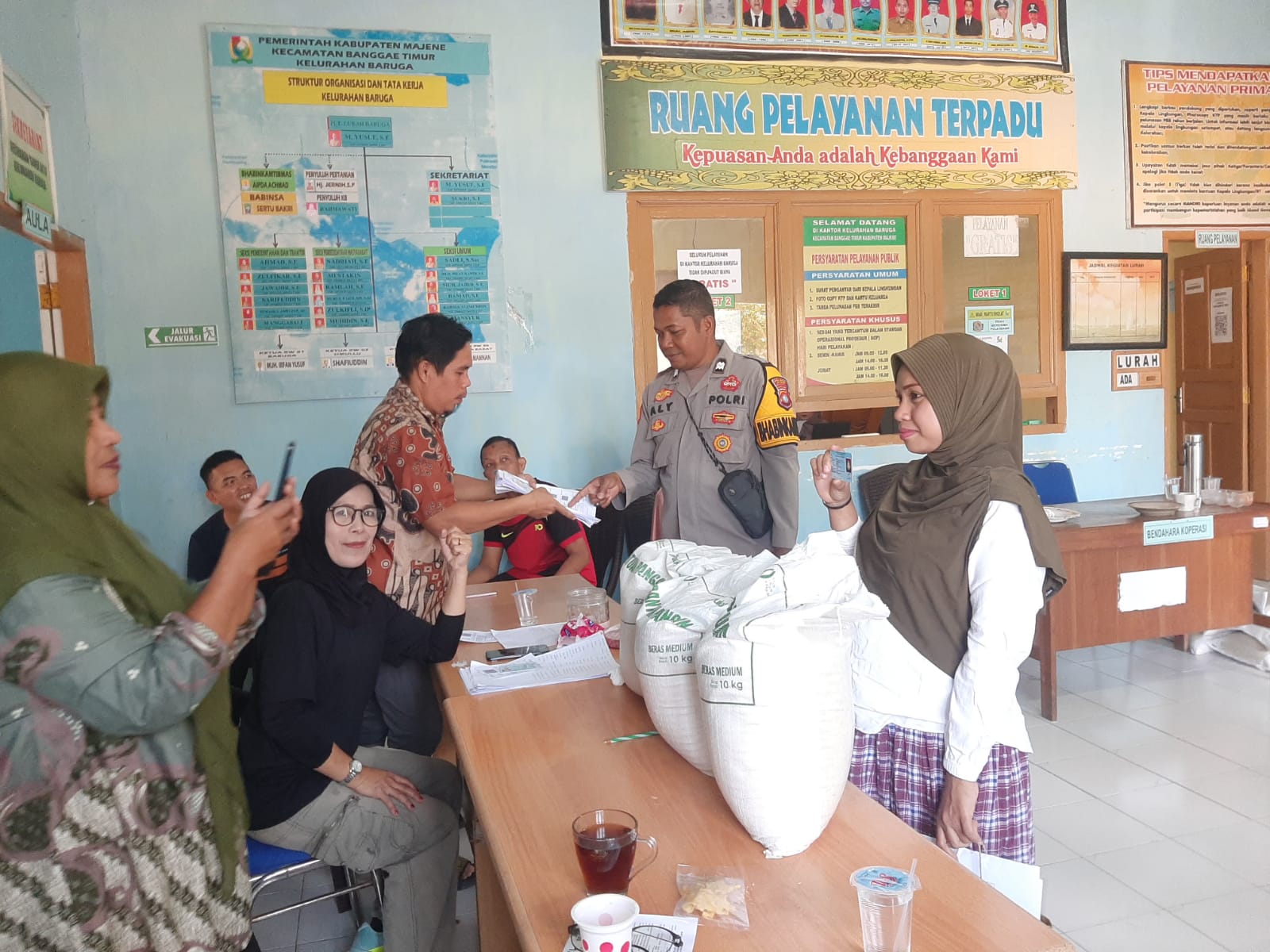 Bhabinkamtibmas Polsek Banggae Dampingi Penyaluran Bantuan Pangan untuk 240 KK di Baruga