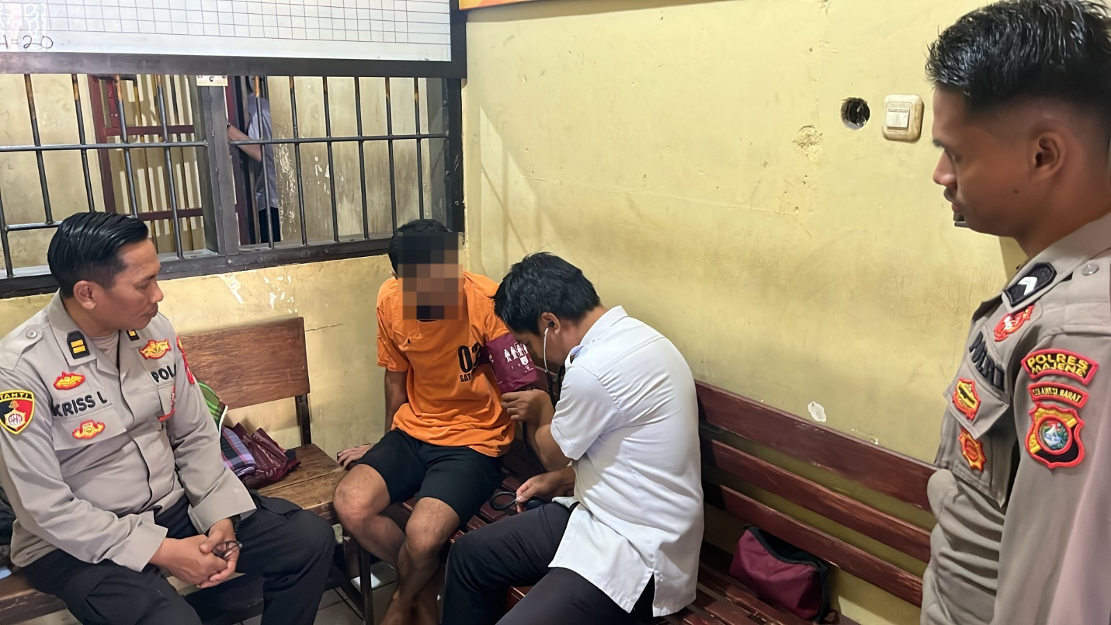 Jaga Kondisi Kesehatan Tahanan, Si Dokkes Polres Majene Laksanakan Pemeriksaan Rutin hingga Pemberian Multivitamin
