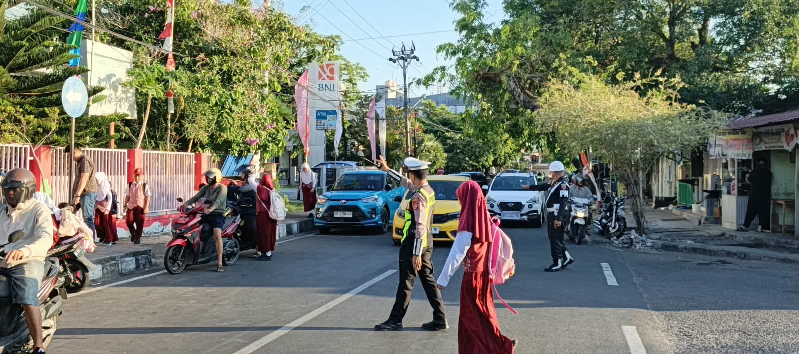 Satlantas Polres Parepare Bantu Pelajar Menyeberang di Jam Sekolah