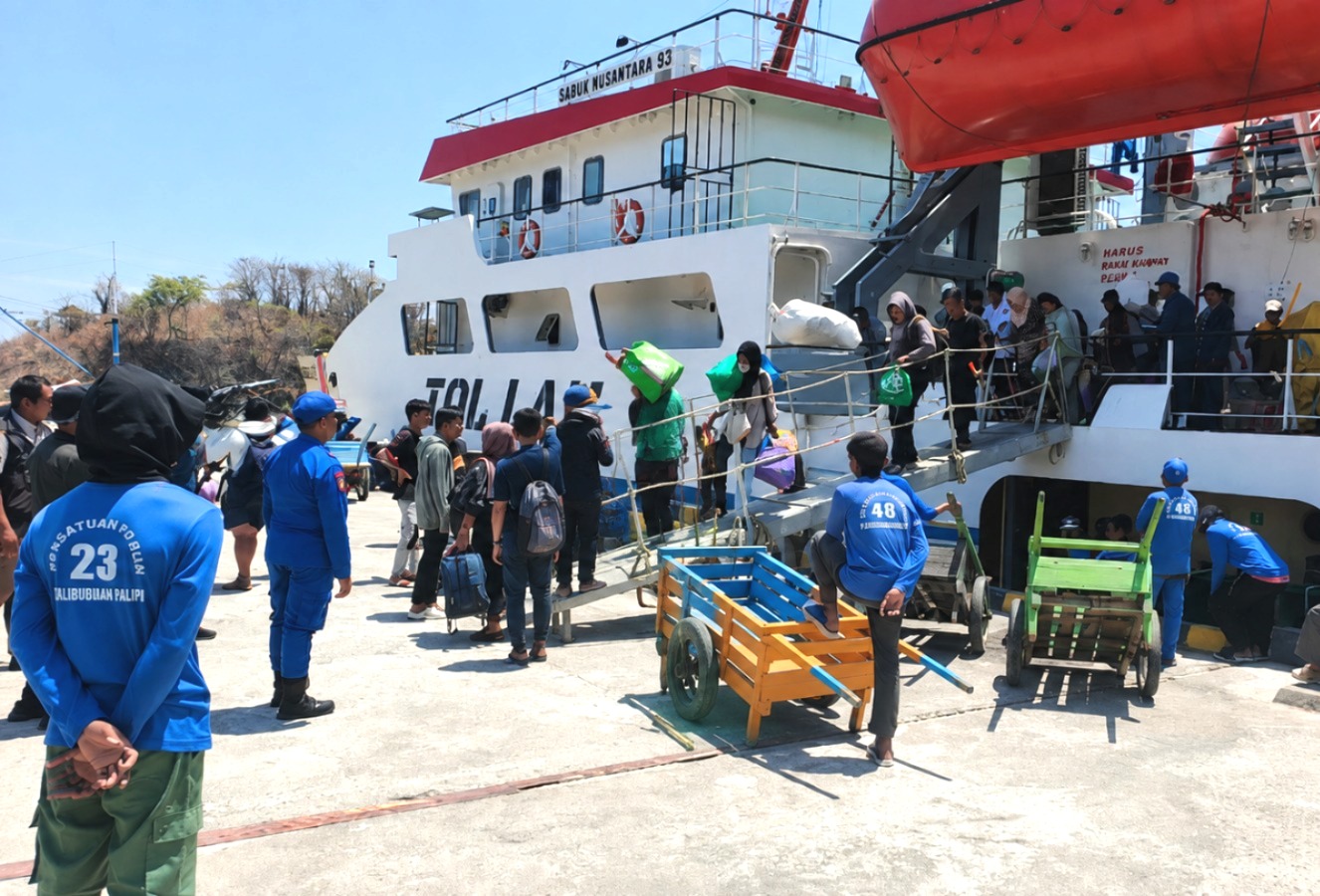Sat Polair Polres Majene Perketat Pengamanan Bongkar Muat KM Sabuk Nusantara 93 di Pelabuhan Palipi