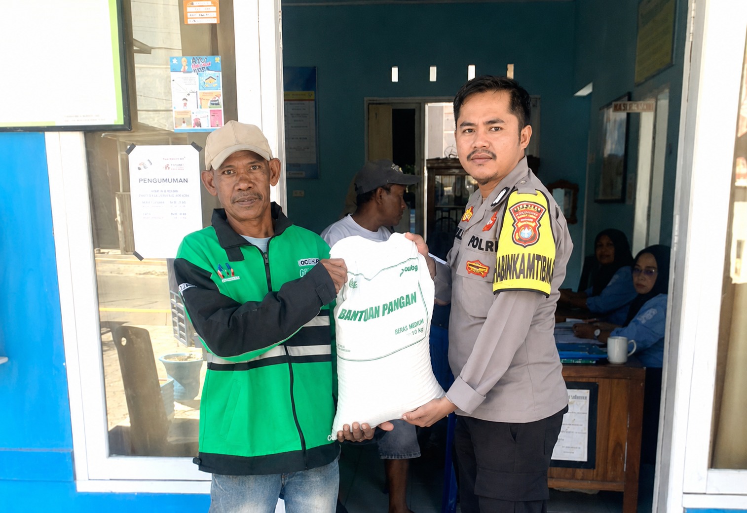 Kawal Penyaluran Bantuan Pangan, Bhabinkamtibmas Pastikan Beras Tepat Sasaran di Labuang