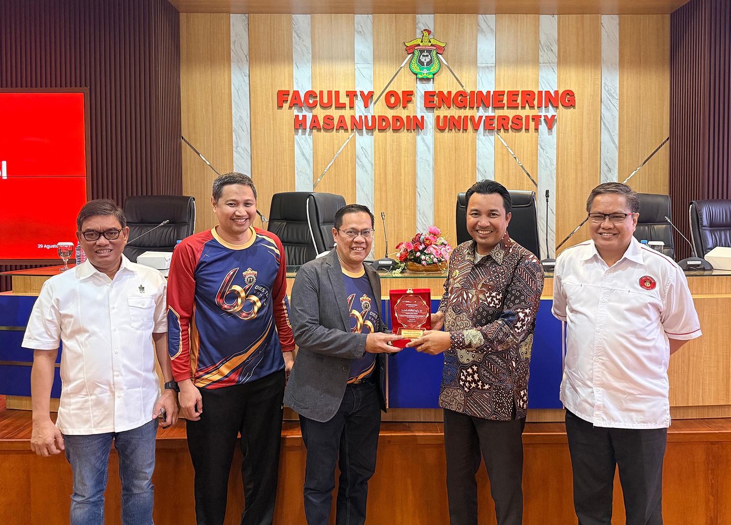 Bupati Andi Rahim Sabet Penghargaan “Engineering Award 2026” dari Fakultas Teknik Unhas