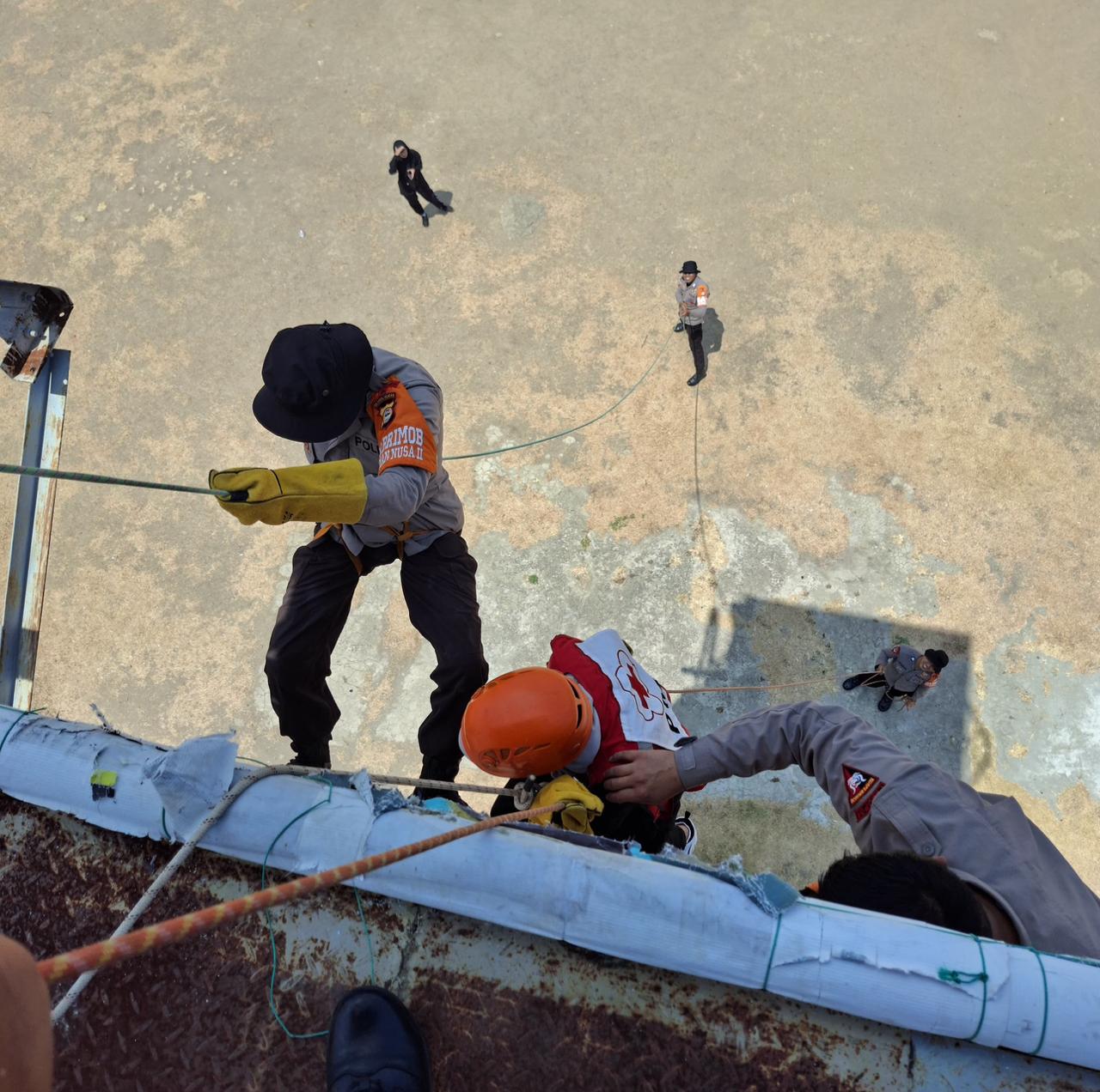 Berkolaborasi di Ketinggian, Batalyon B Pelopor Brimob Polda Sulsel Dampingi KSR PMI Unit UNM Parepare