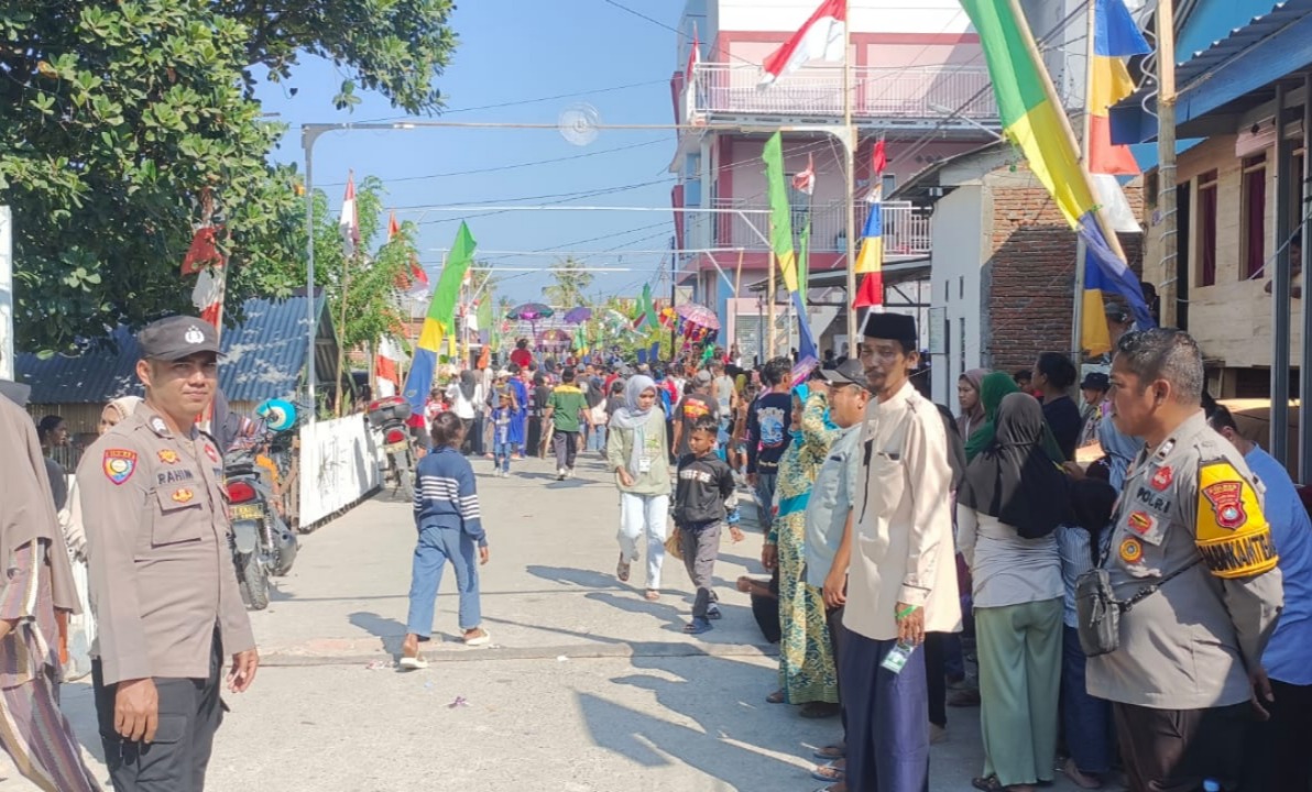 Jaga Kelancaran Syukuran Penamatan Al-Qur’an, Personel Polsek Banggae Kawal Arak-arakan Kuda Hias