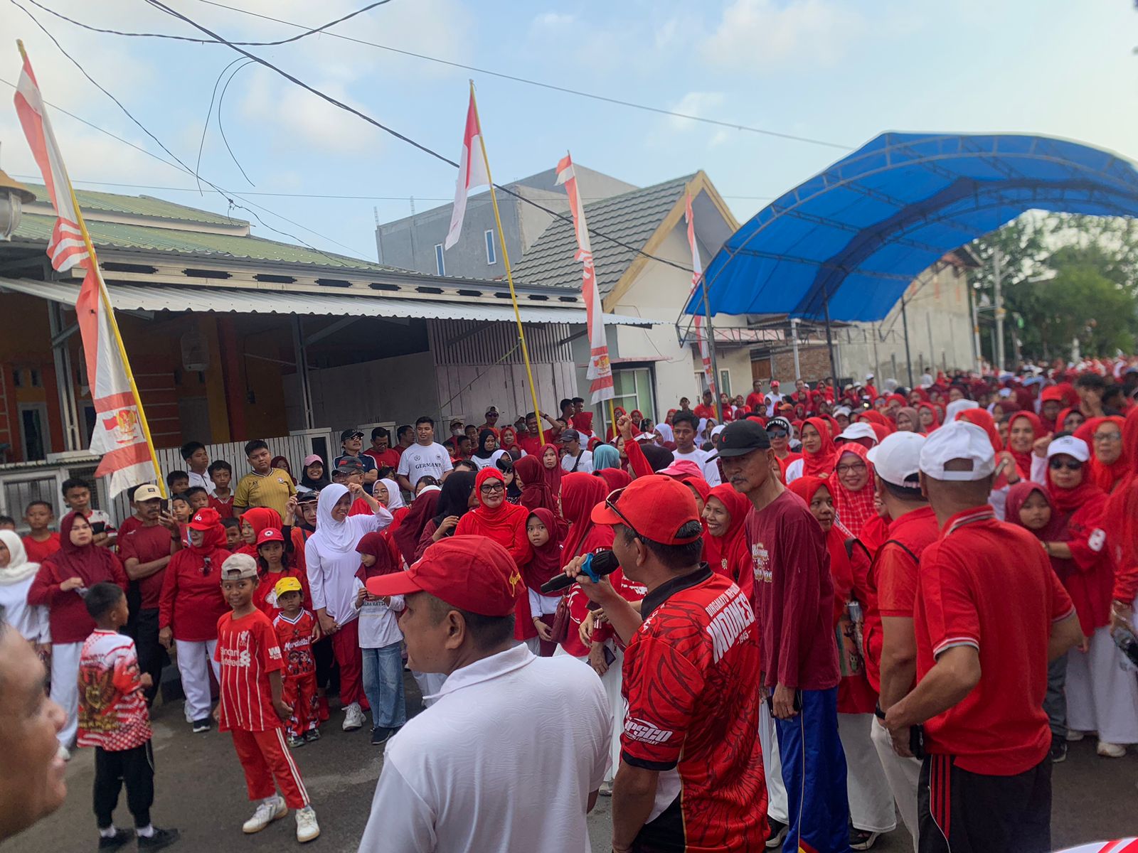 Jalan Sehat Semarakkan HUT Kemerdekaan, Bhabinkamtibmas Polsek Banggae Pastikan Kegiatan Berlangsung Aman