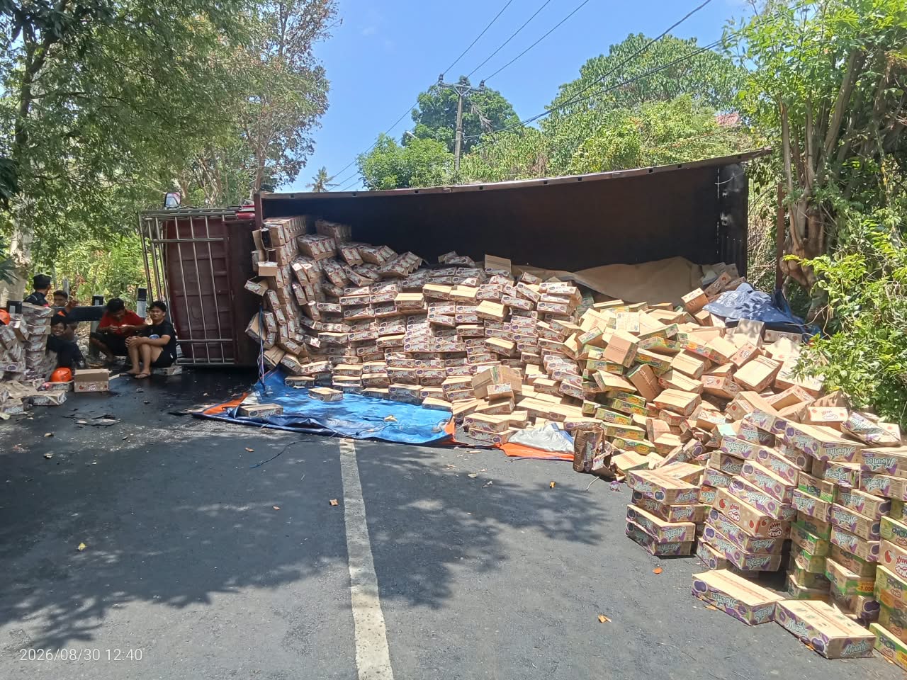 Truk Gagal Menanjak di Jalan Patung Pemuda Parepare, Lalu Terguling