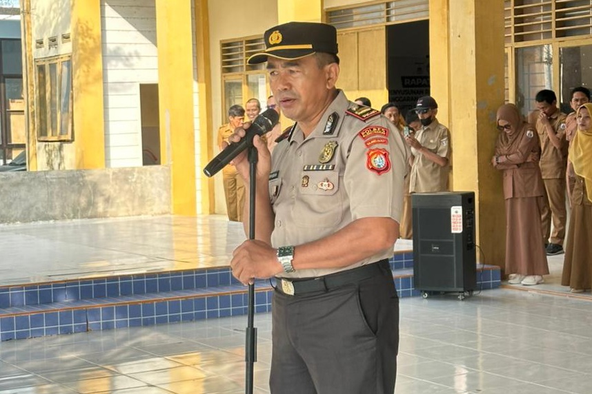 Jadi Pembina Upacara, Kapolsek Campalagian Beri Edukasi Pelajar