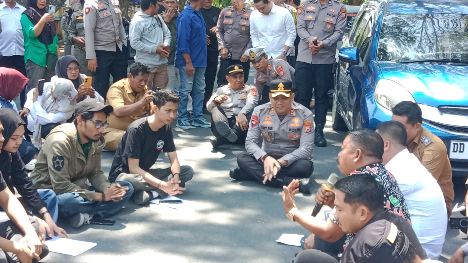 Kapolres Pinrang Duduk Bersama Massa, Dengarkan Aspirasi soal LPG 3 Kilogram