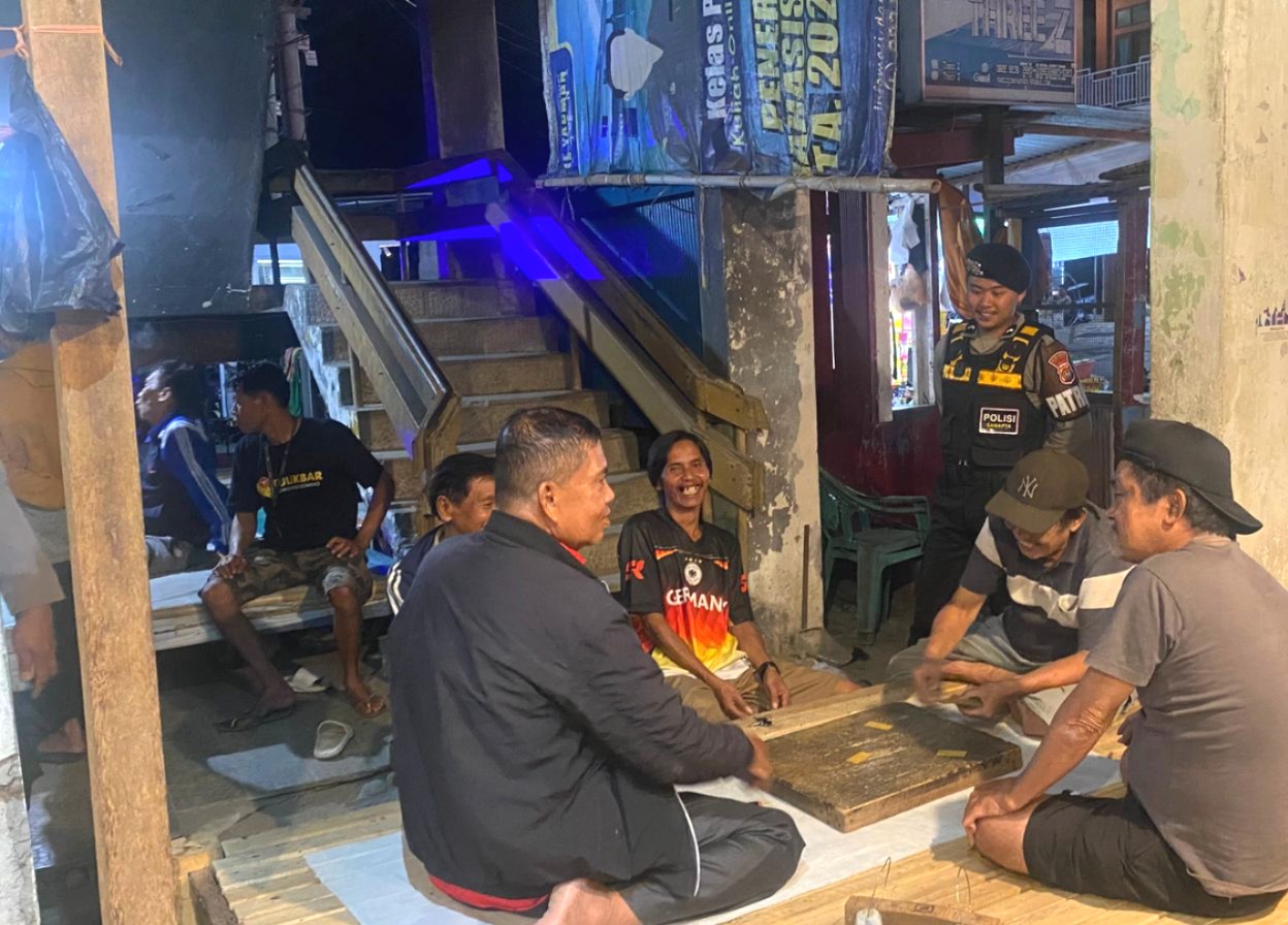 Jaga Kondusivitas Malam Hari, Sat Samapta Polres Majene Patroli ke Titik Kerumunan Warga